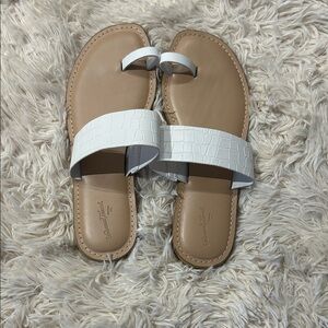 Universal Thread White and Tan Sandals